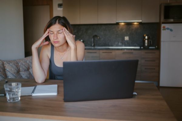 A woman experiencing brain fog