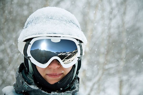 woman skiing with goggles