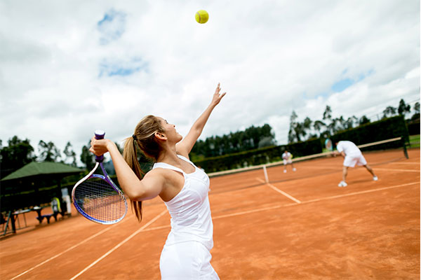 woman playing tennis