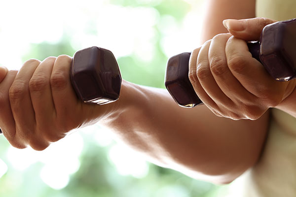 woman using hand weights