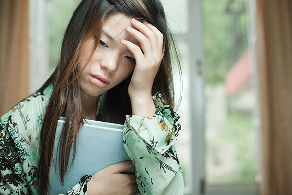 Girl with a concussion and hand on her head