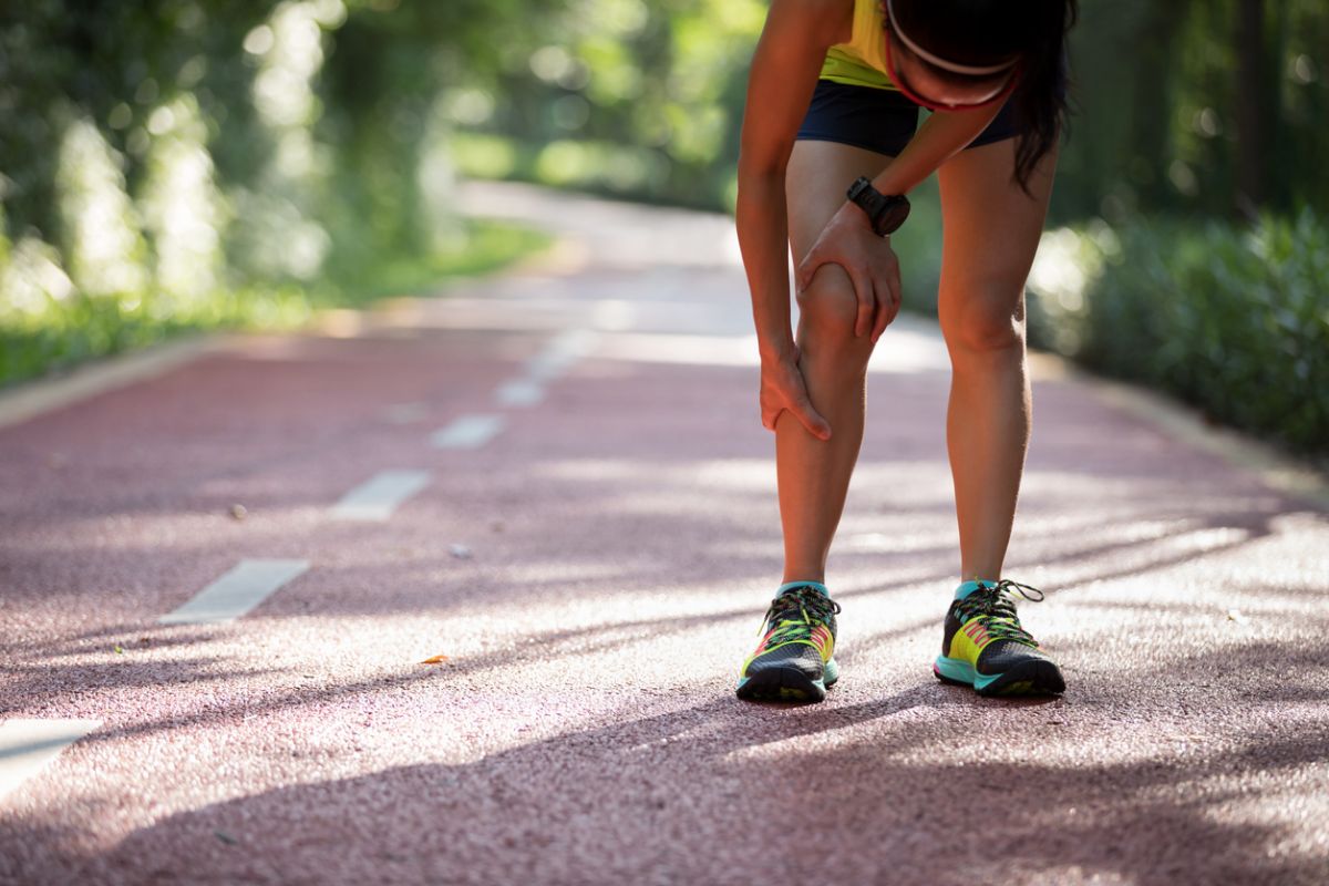 woman runner with shin splint and knee pain